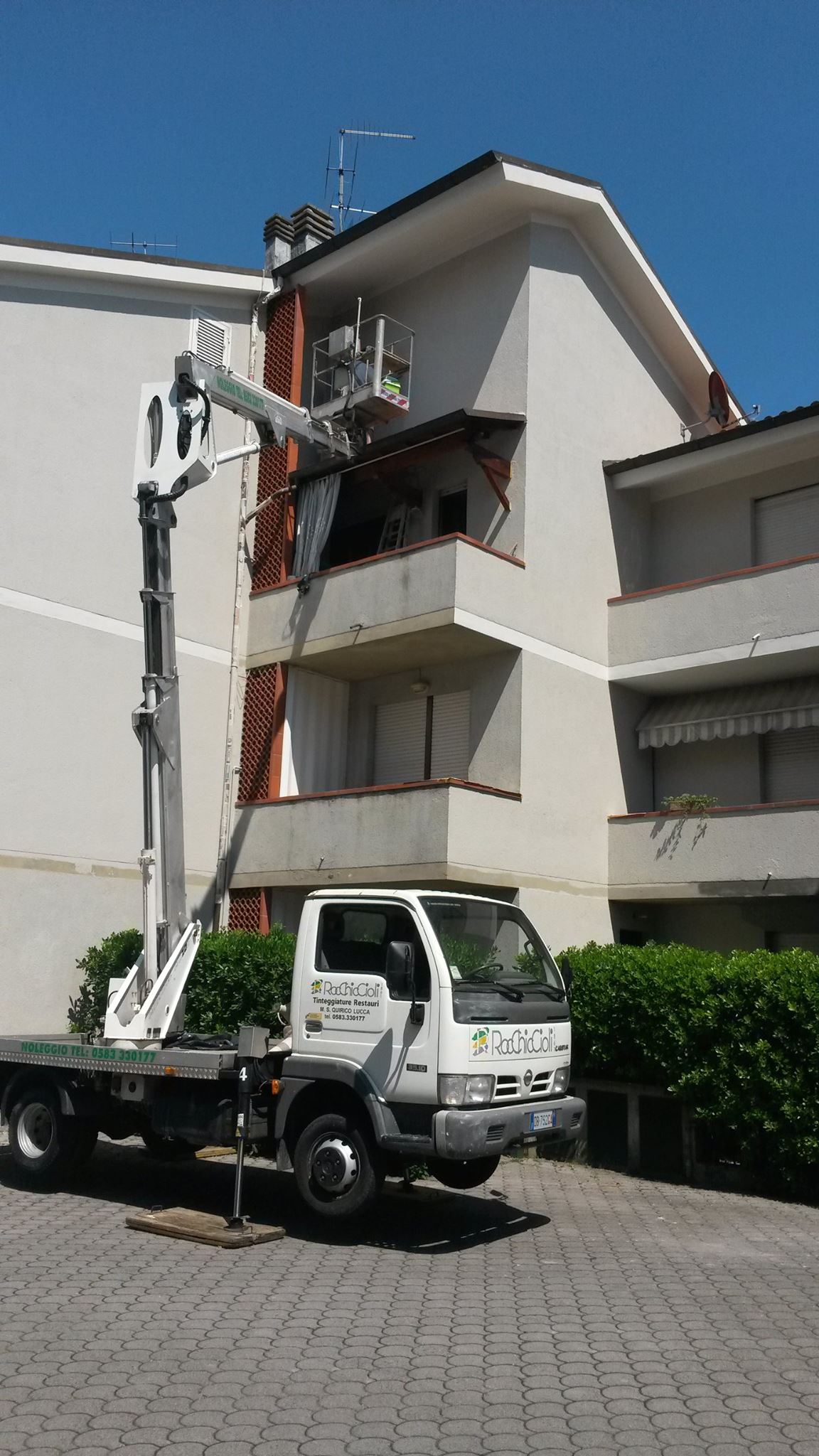 operai durante il rifacimento di un prospetto