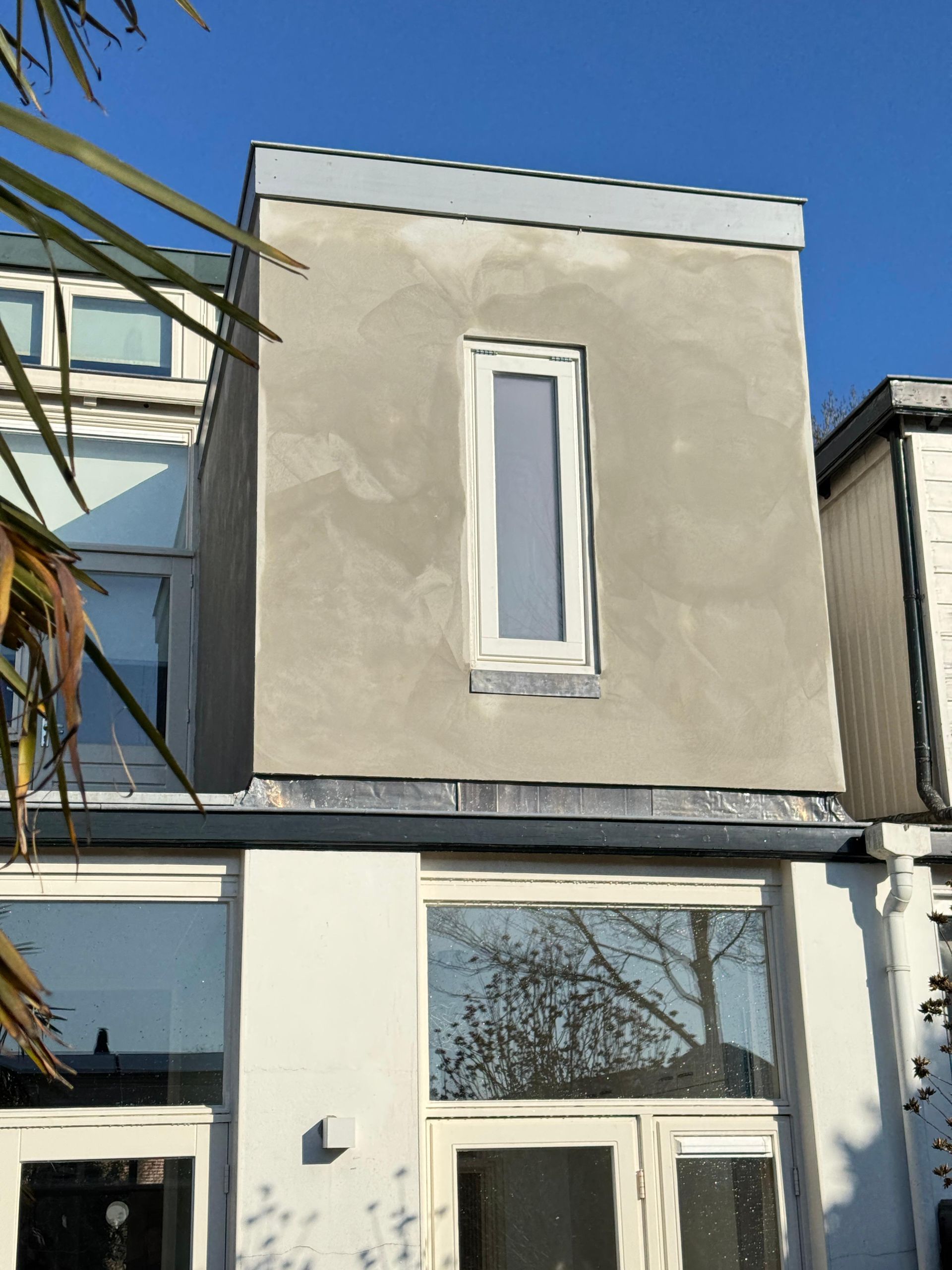 Een gebouw met een raam aan de zijkant