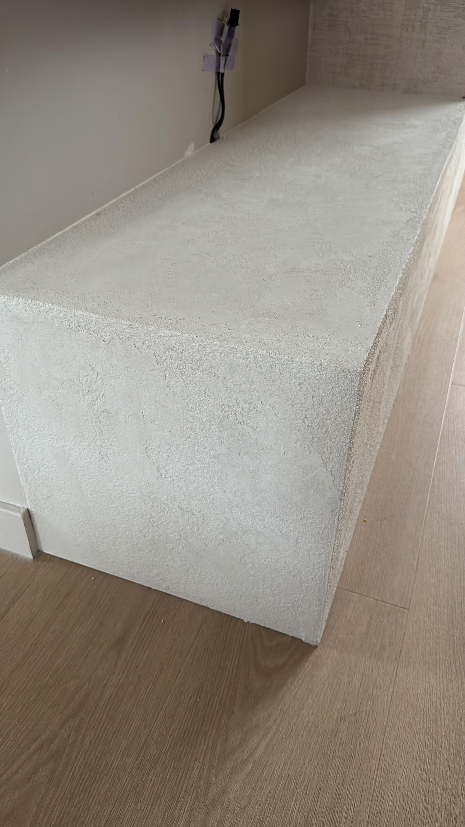 Een witte doos staat op het tapijt in een kamer.