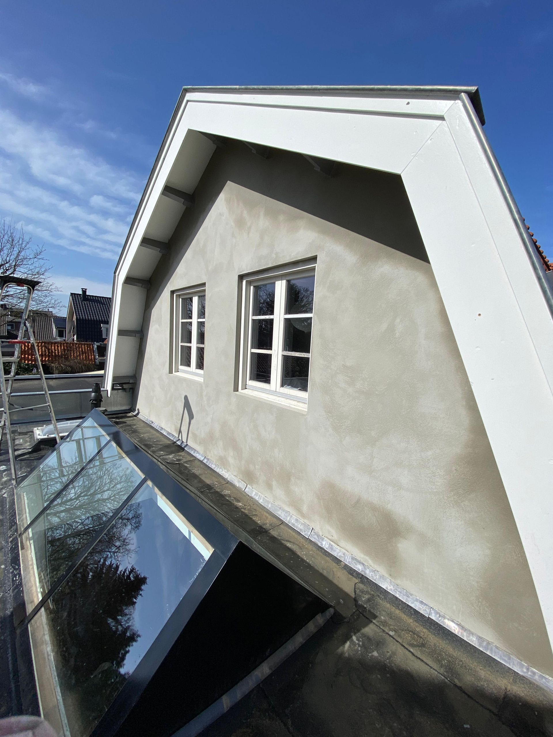 Een huis met een dakraam aan de zijkant