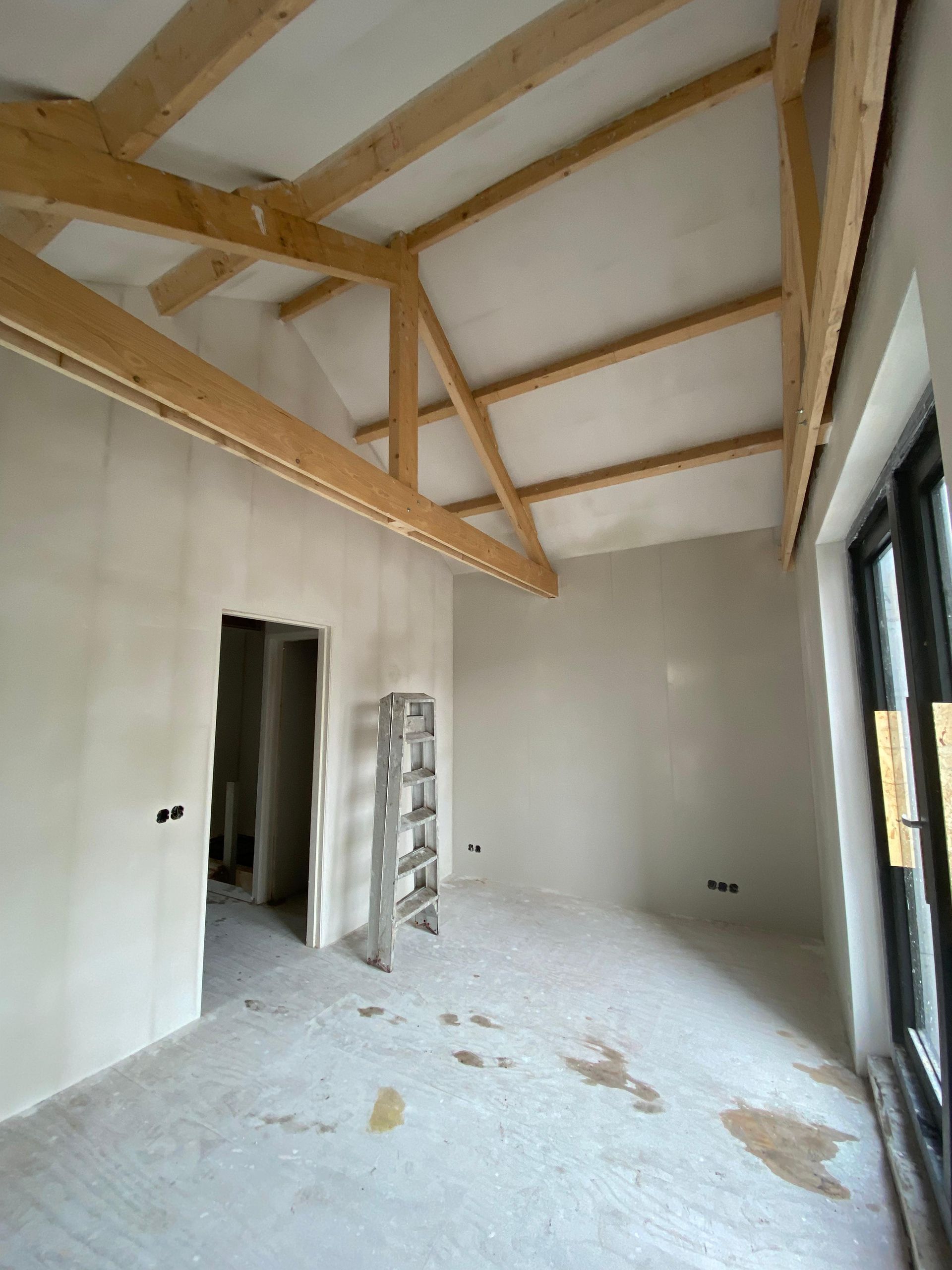 Er staat een ladder in het midden van de kamer.