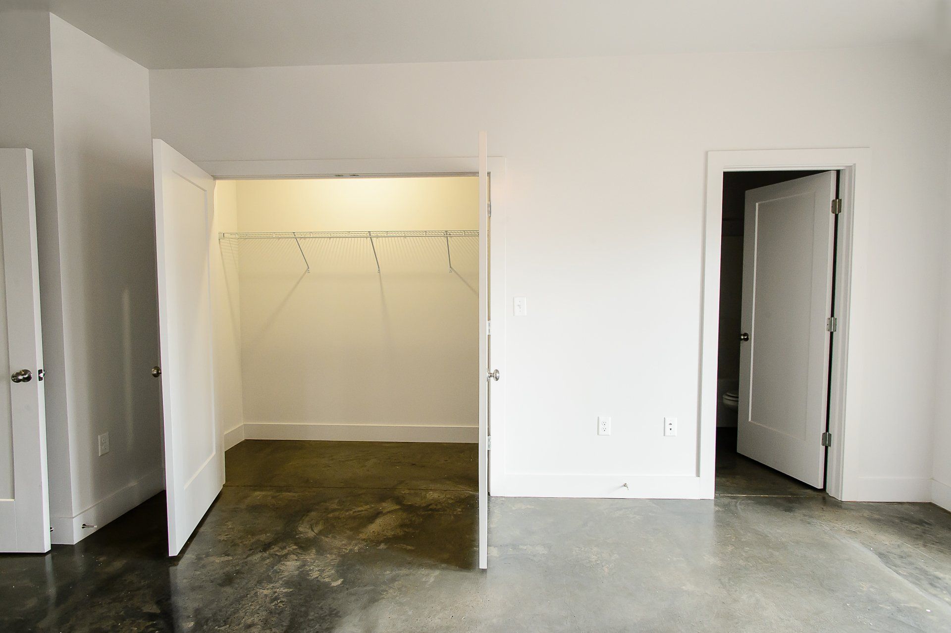 A large bedroom with walk in closet and bathroom