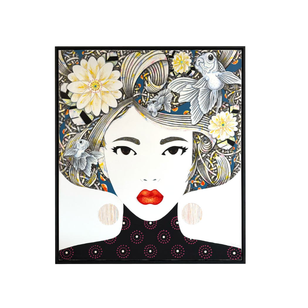 Portret van een vrouw met decoratief haar, rode lippen en oorbellen, ingelijst.