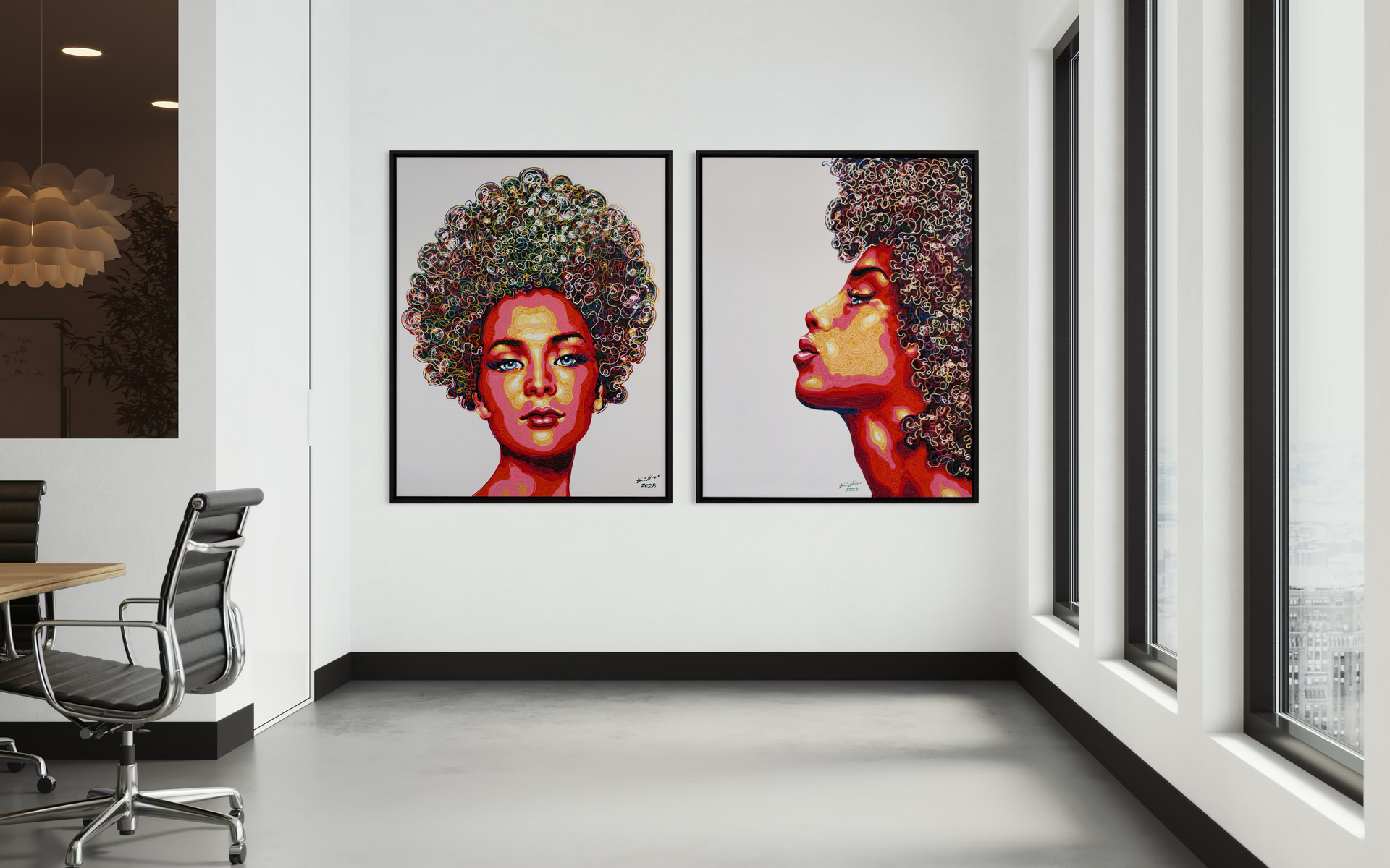 Twee levendige portretten van een persoon met krullend haar sieren een witte muur. Een frontaal portret, een profielportret.