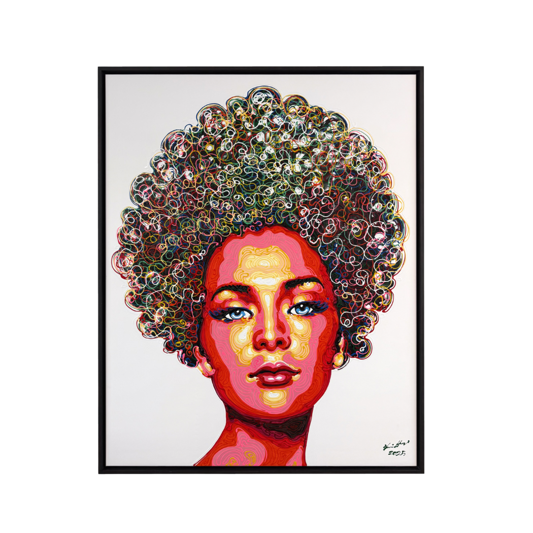 Portret van een persoon met lang, gestructureerd haar en een roze huidskleur, afgebeeld tegen een witte achtergrond.