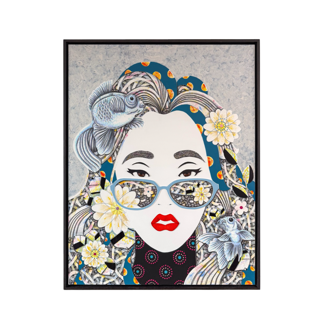 Vrouw met een bril met blauw montuur, rode lippen, bloemen, een goudvis en kleding met een patroon.