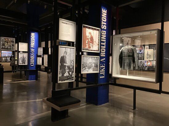 A museum with a sign that says like a rolling stone