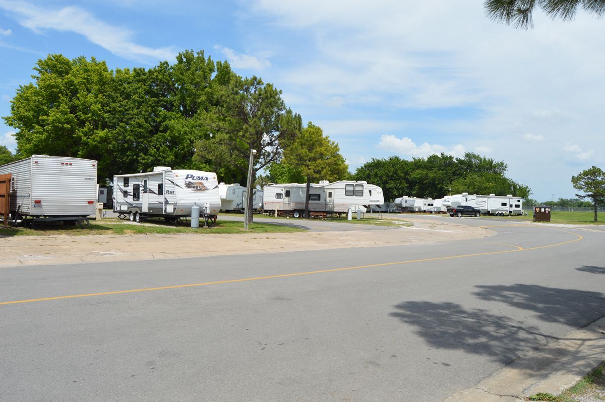 A lot of rv 's are parked on the side of the road