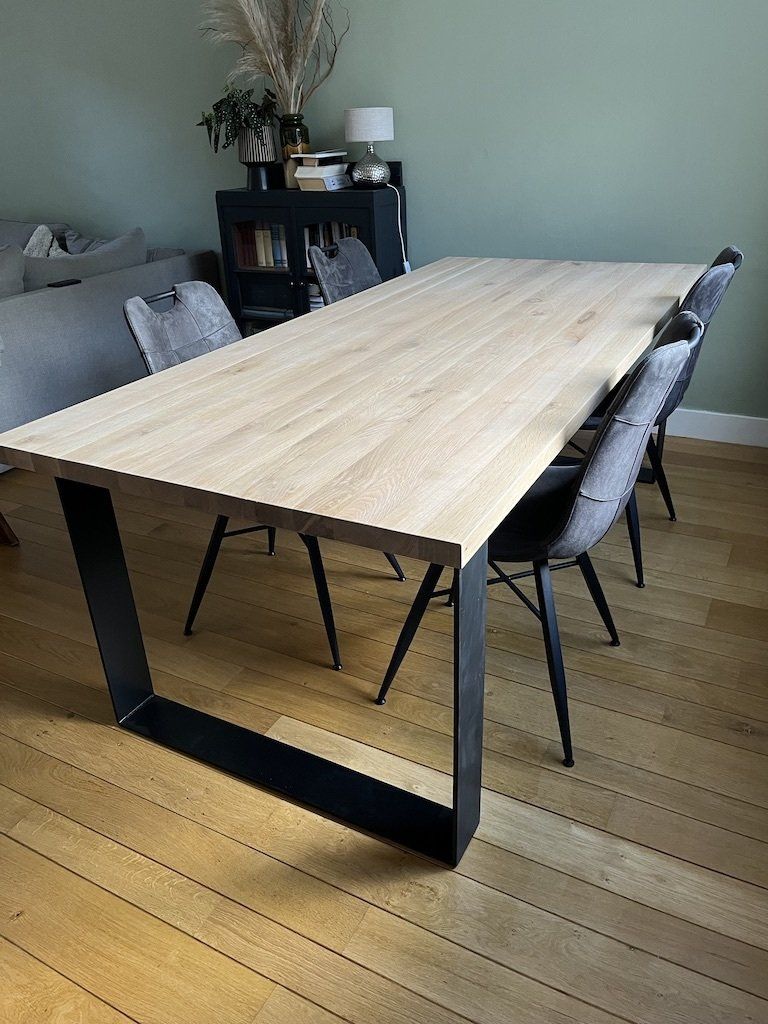 Houten eettafel met stalen frame