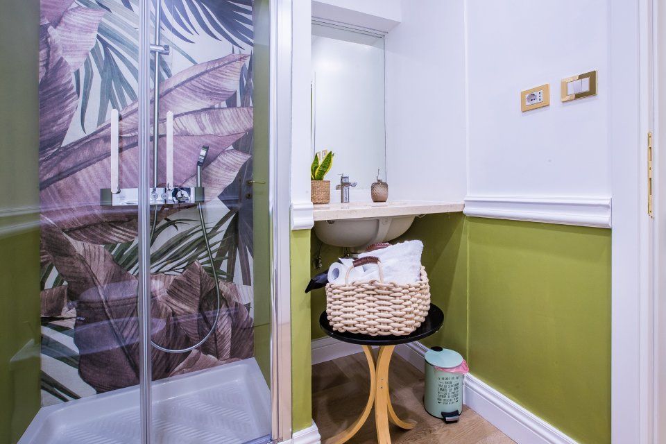 zona bagno con decorazioni in gesso