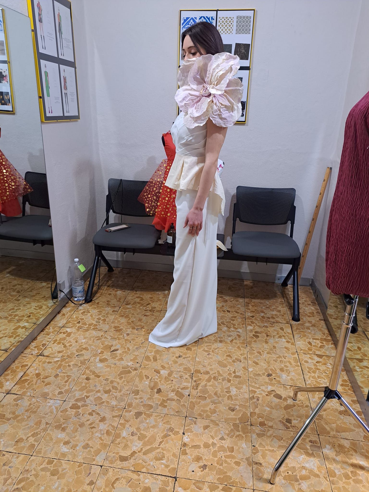 prova vestito creato da un'allieva