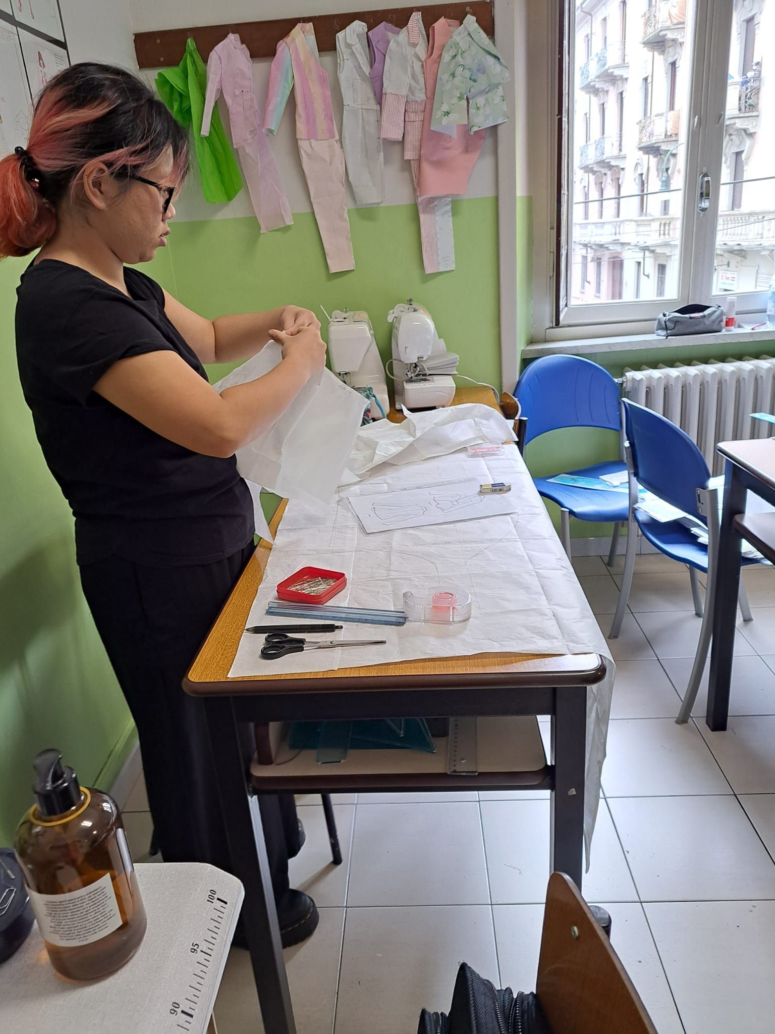 allieva scuola mentre realizza un modellino