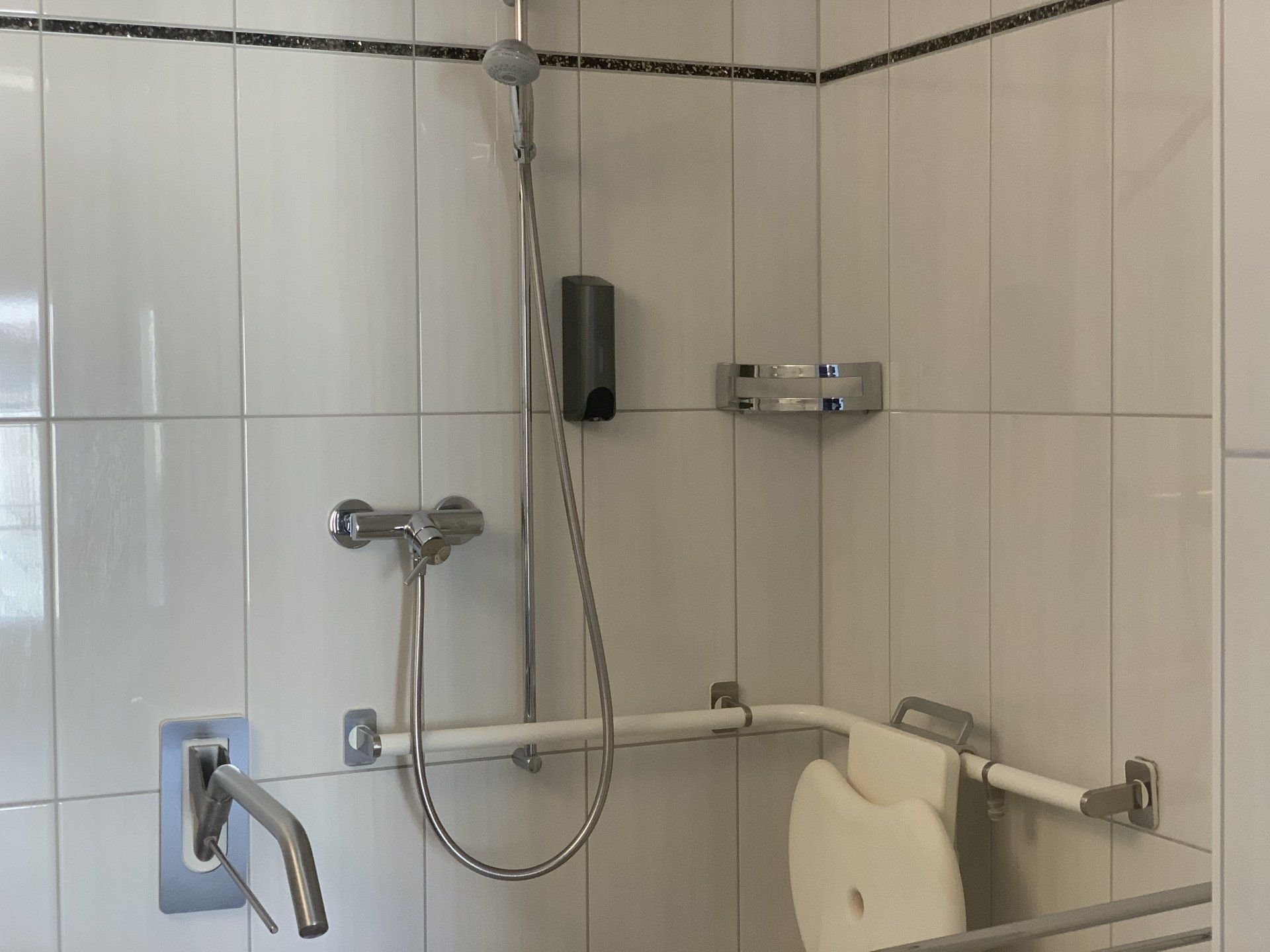 Chambre à mobilité réduite - salle de bain