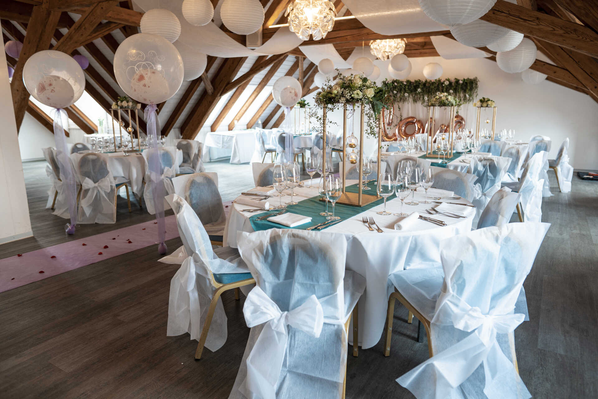Salle décorée pour un mariage Swiss Hotel la Couronne table centrale
