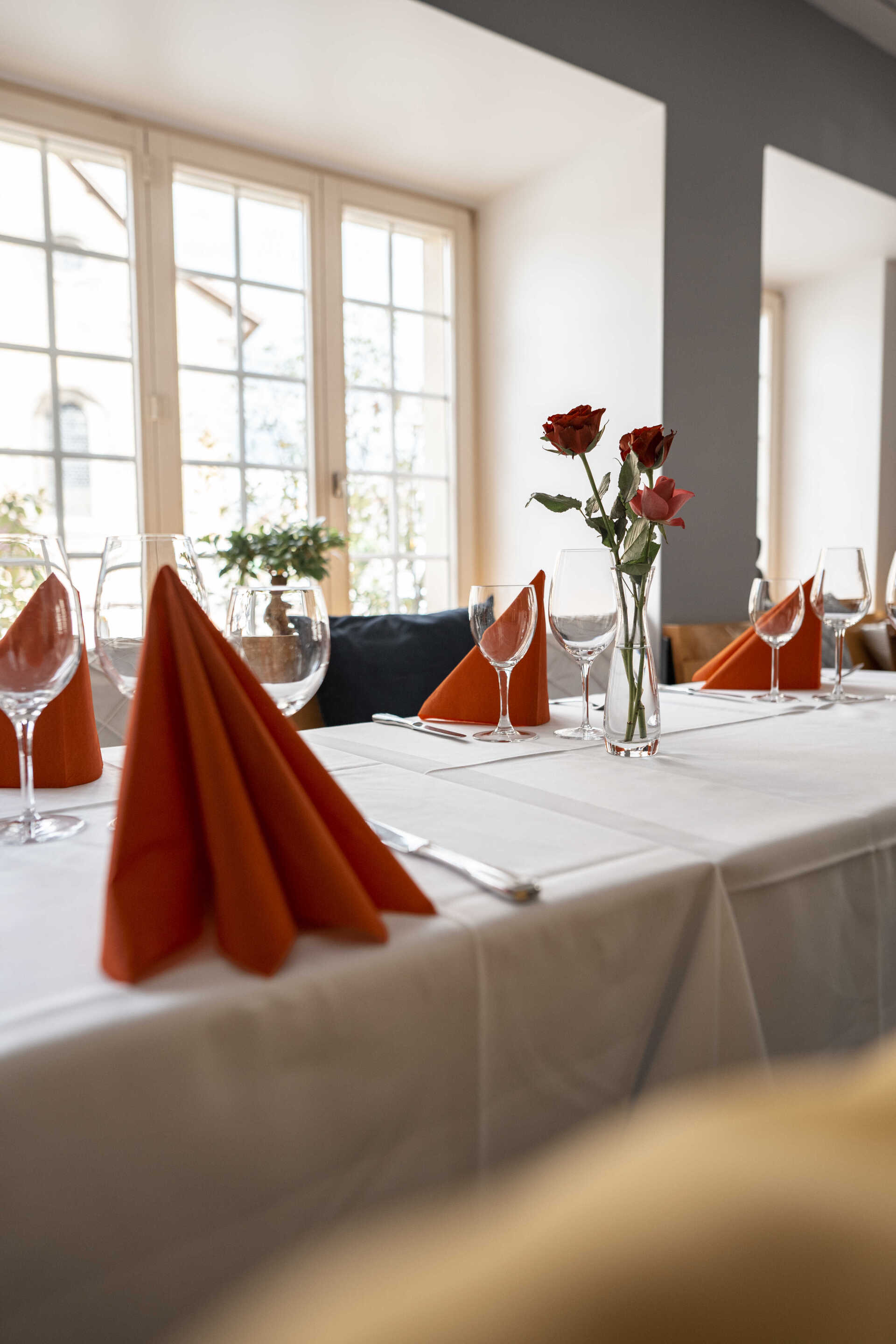 Restaurant Asiatique avec salle et serviettes oranges