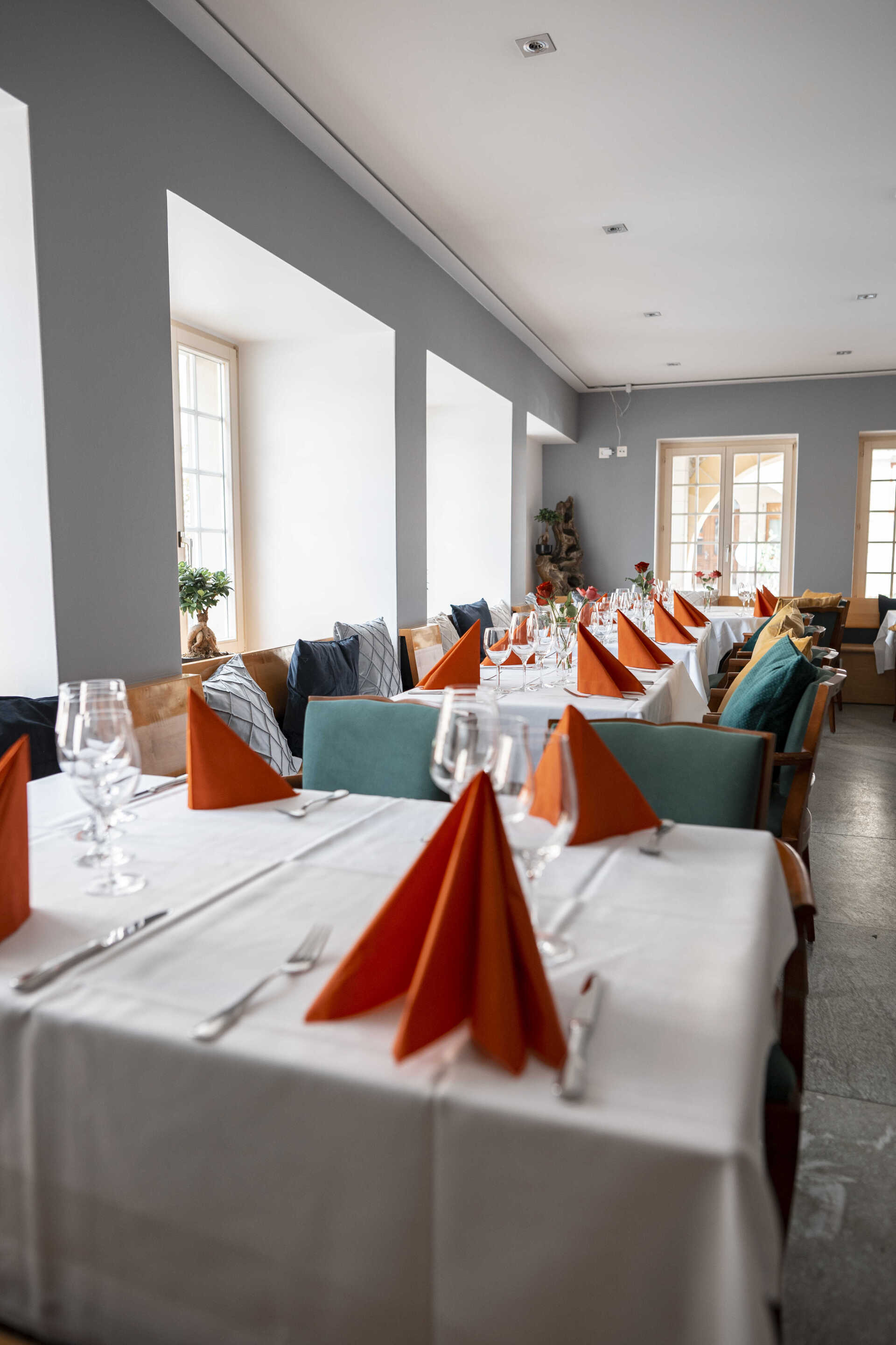 Grande salle de restauration serviettes oranges