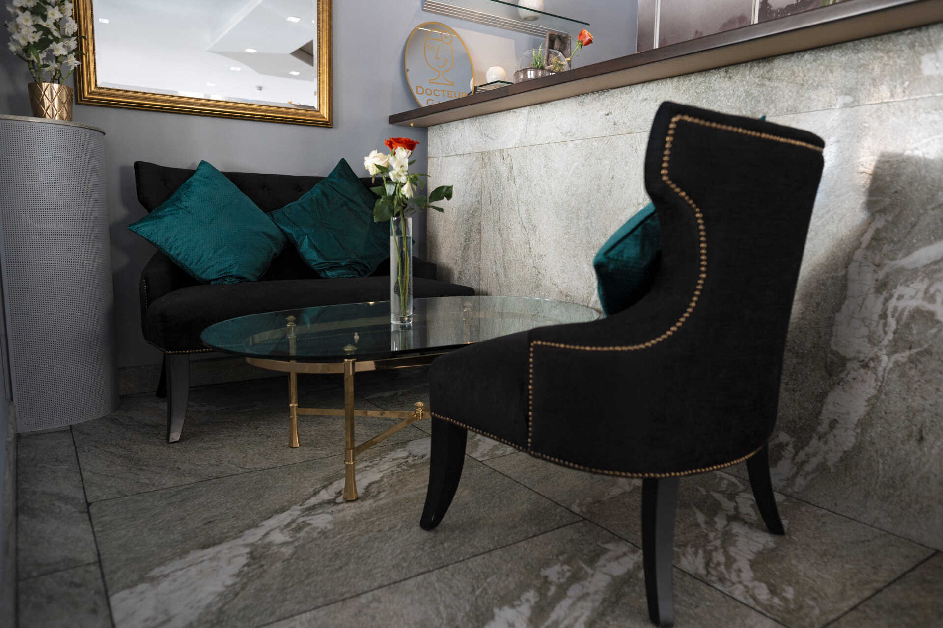 Salle de restaurant richement meublée