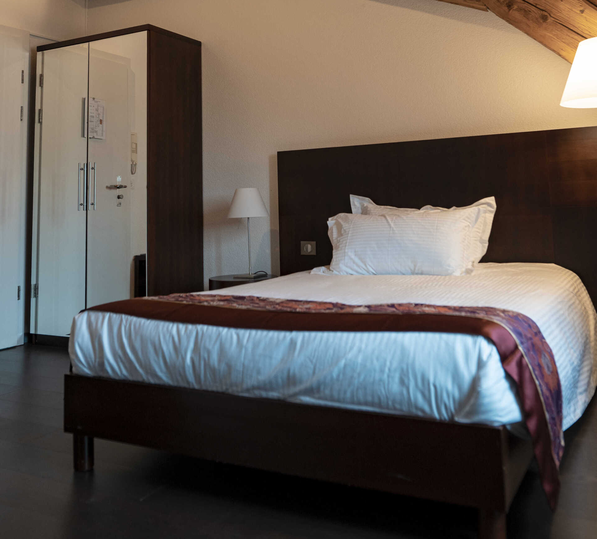 Lit double par-dessus violet