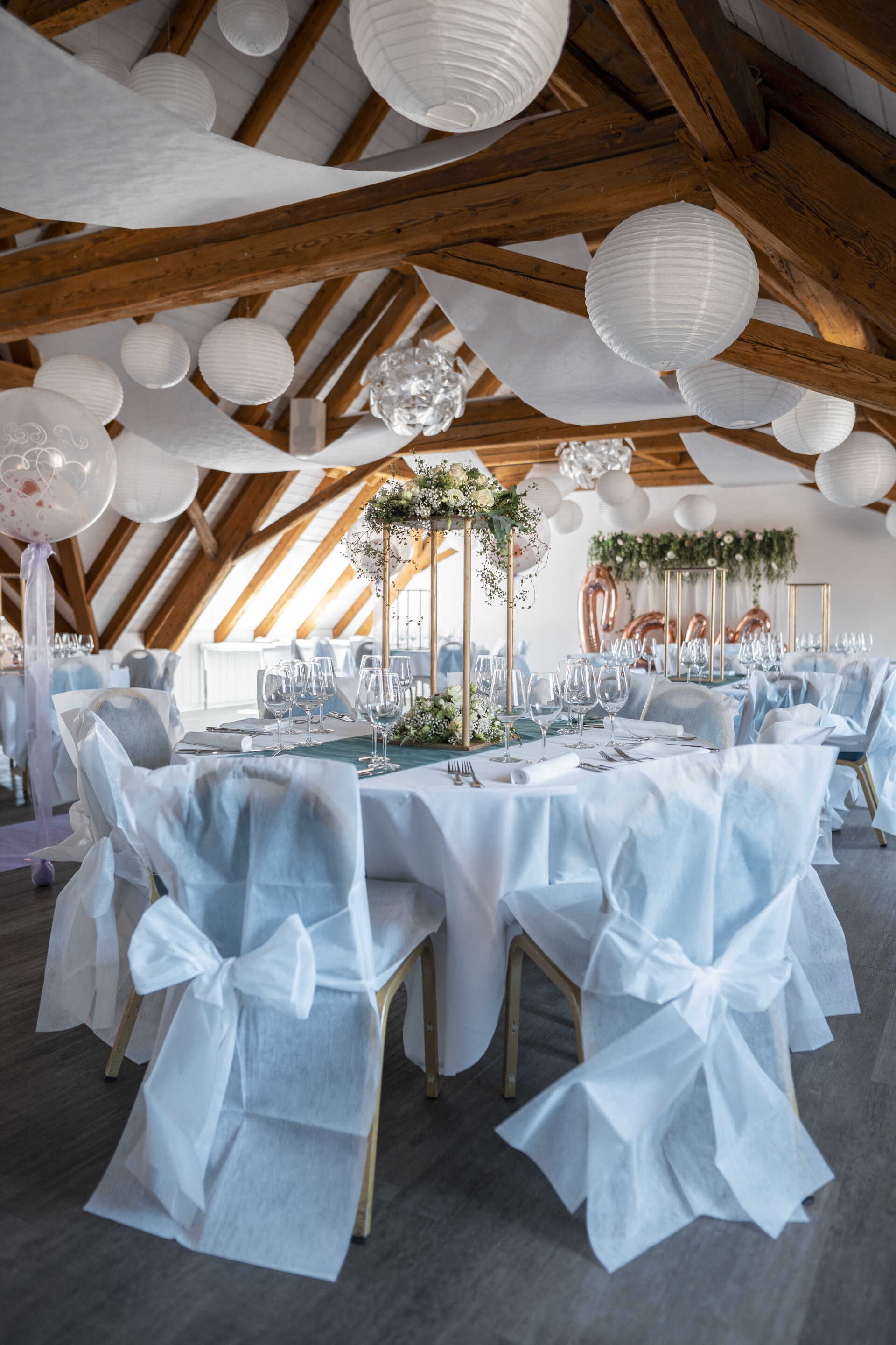 Salle de mariage richement décorée