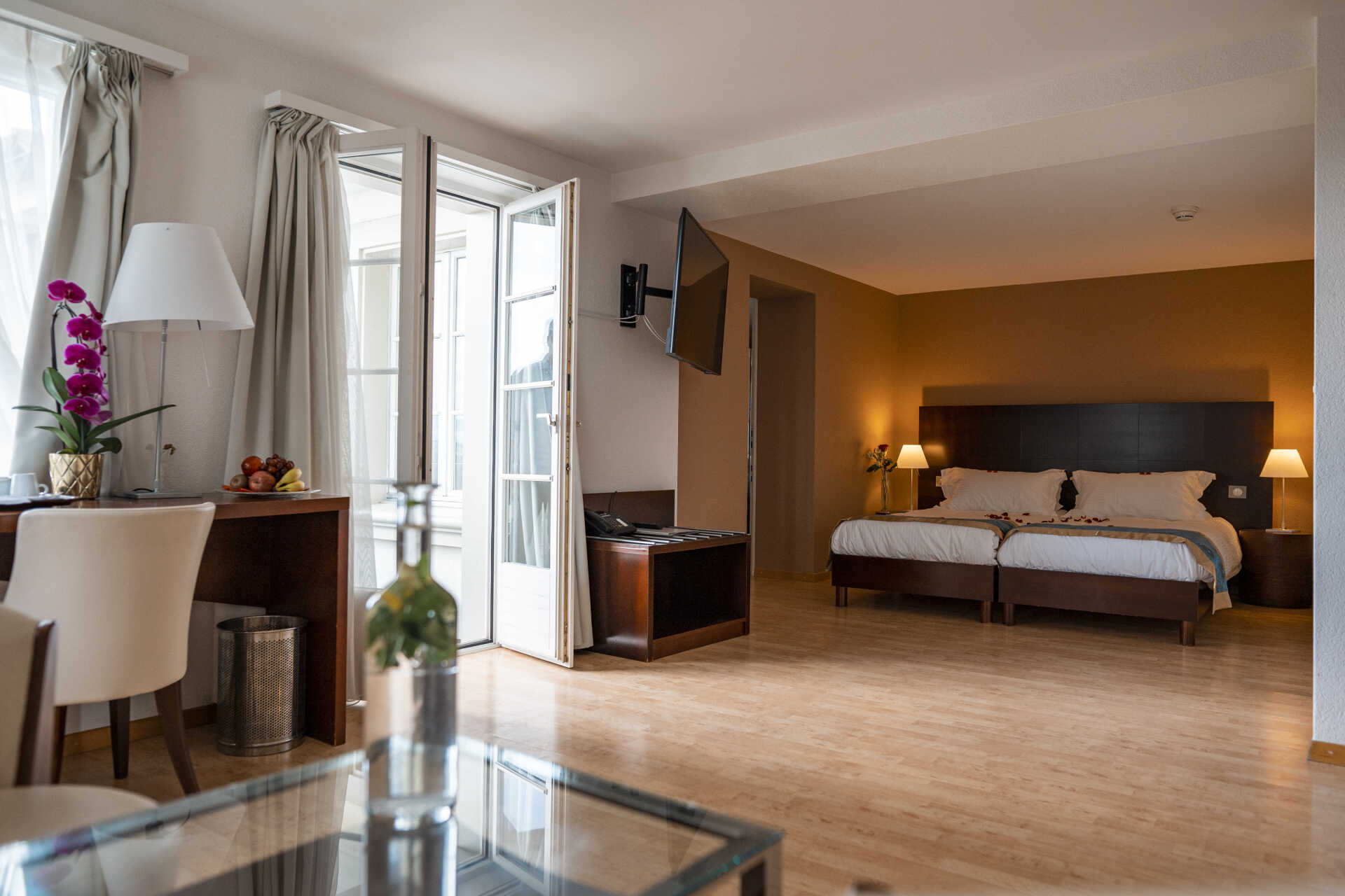 Chambre suite toute équipée avec vue