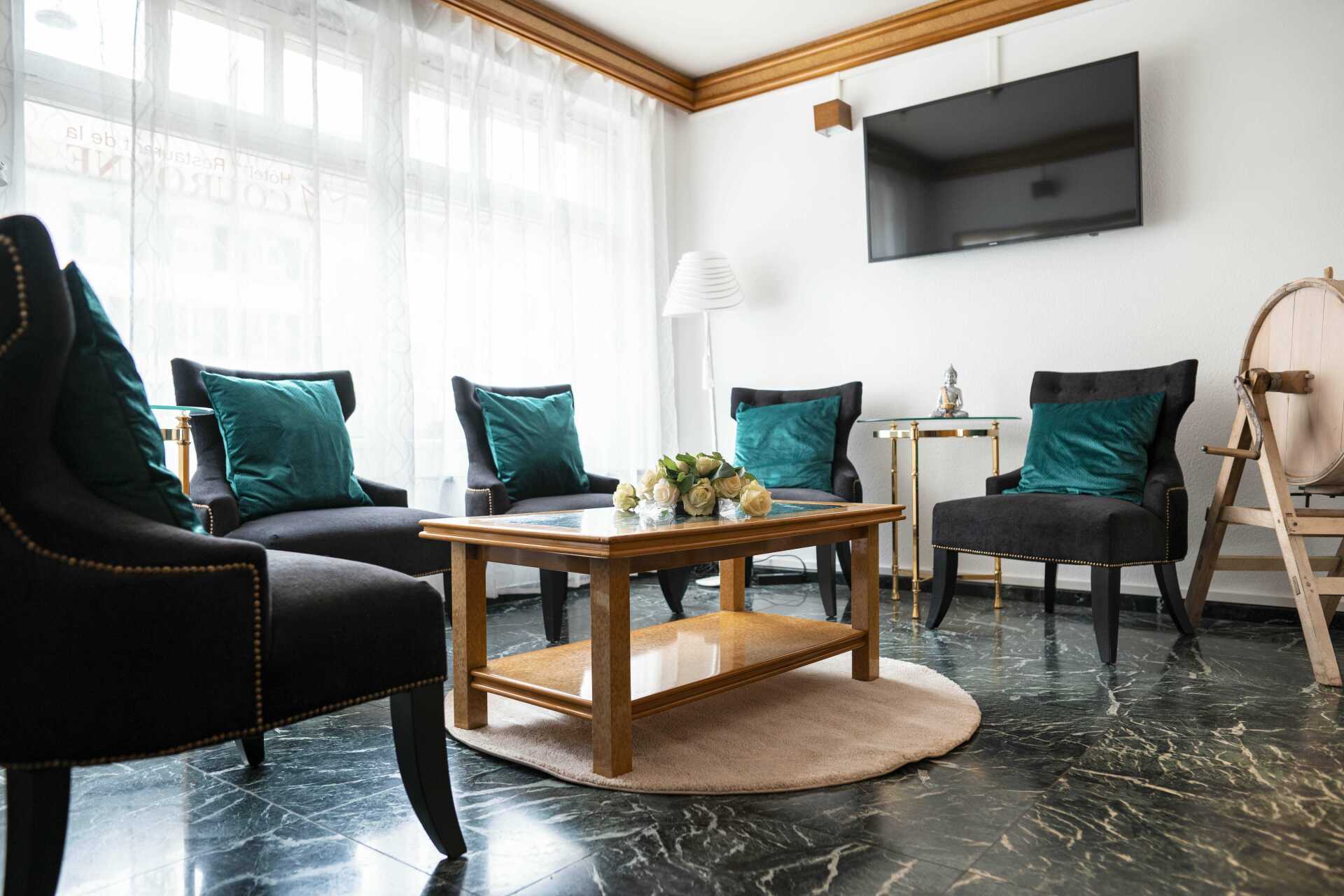 Reception area twice - Swiss Hotel la Couronne