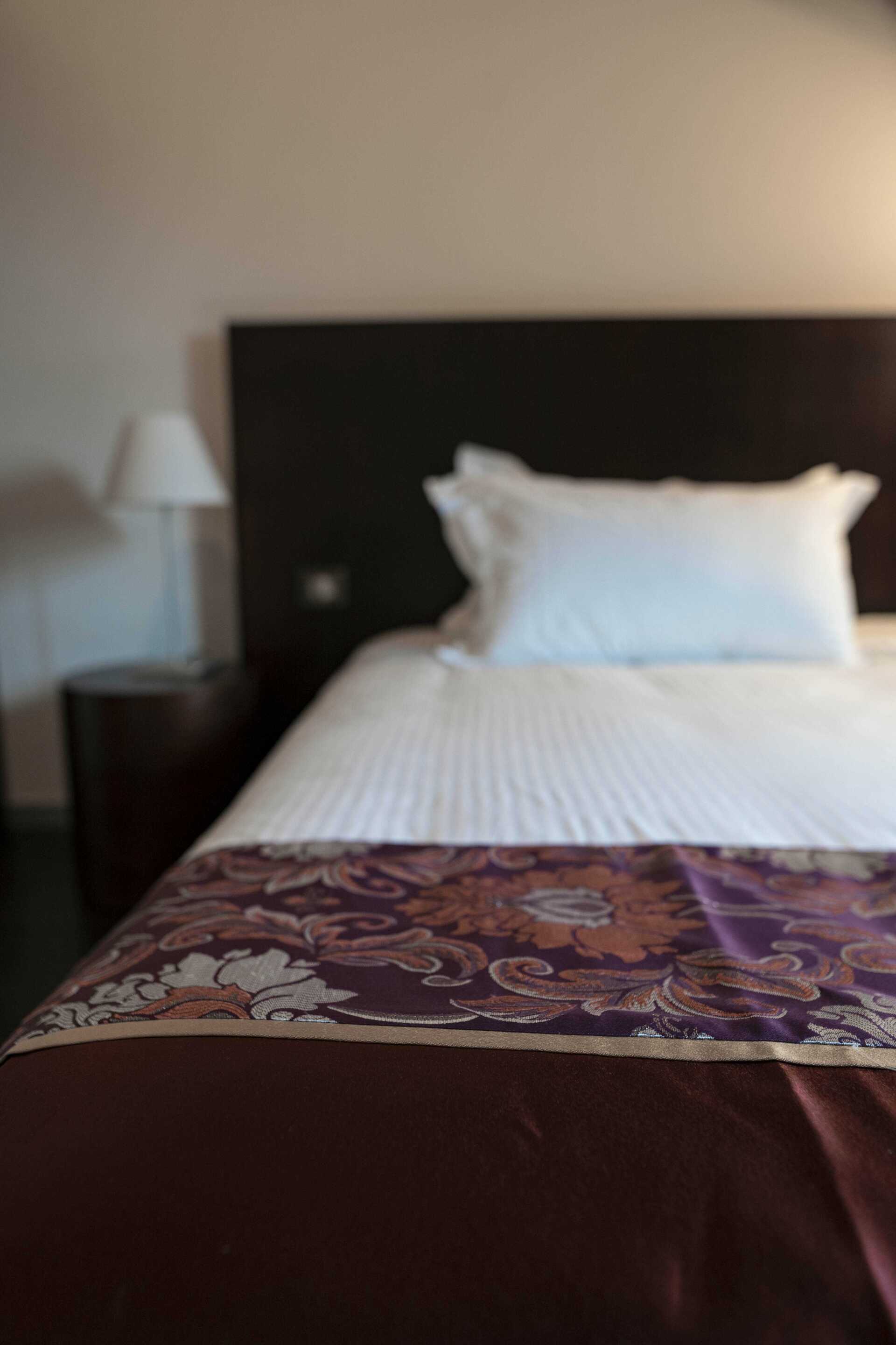 Chambre standard avec lit double et oreiller