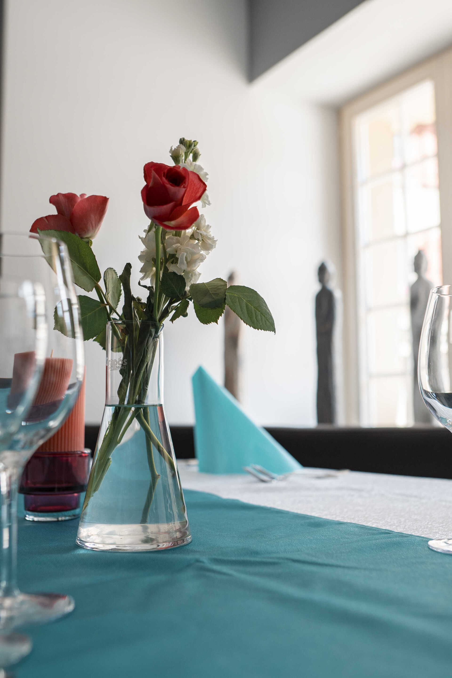 Restaurant asiatique à Avenches Swiss Hotel la Couronne tables rondes nappes bleues