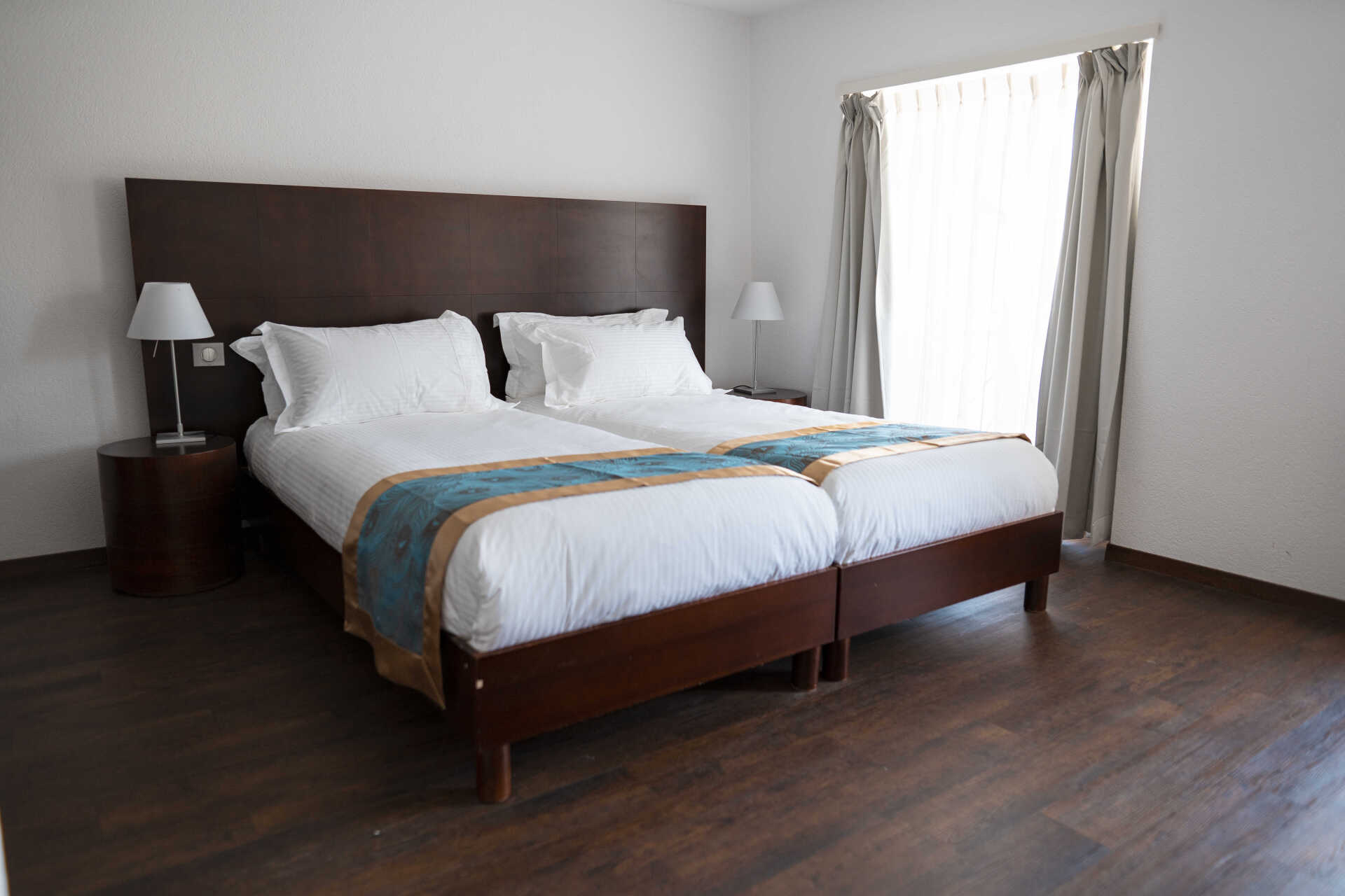 Chambre supérieure avec lit double et couvertures blanches