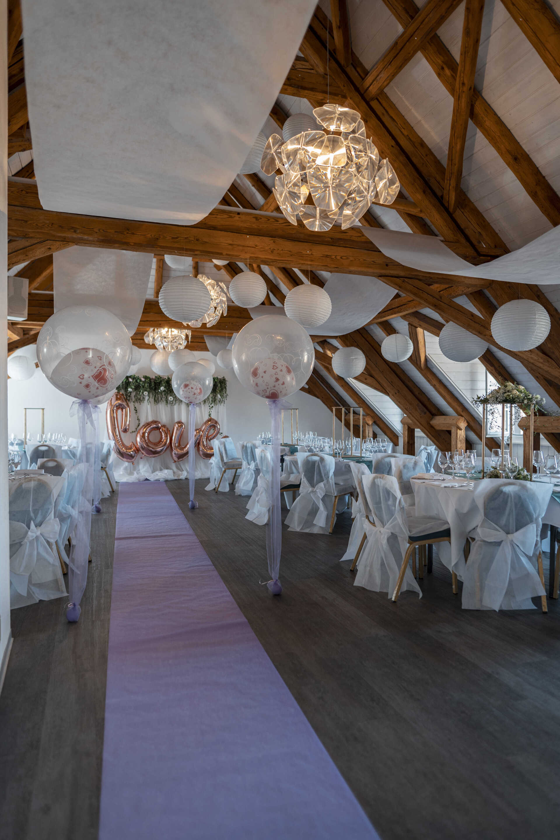 Salle décorée pour un mariage - allée centrale