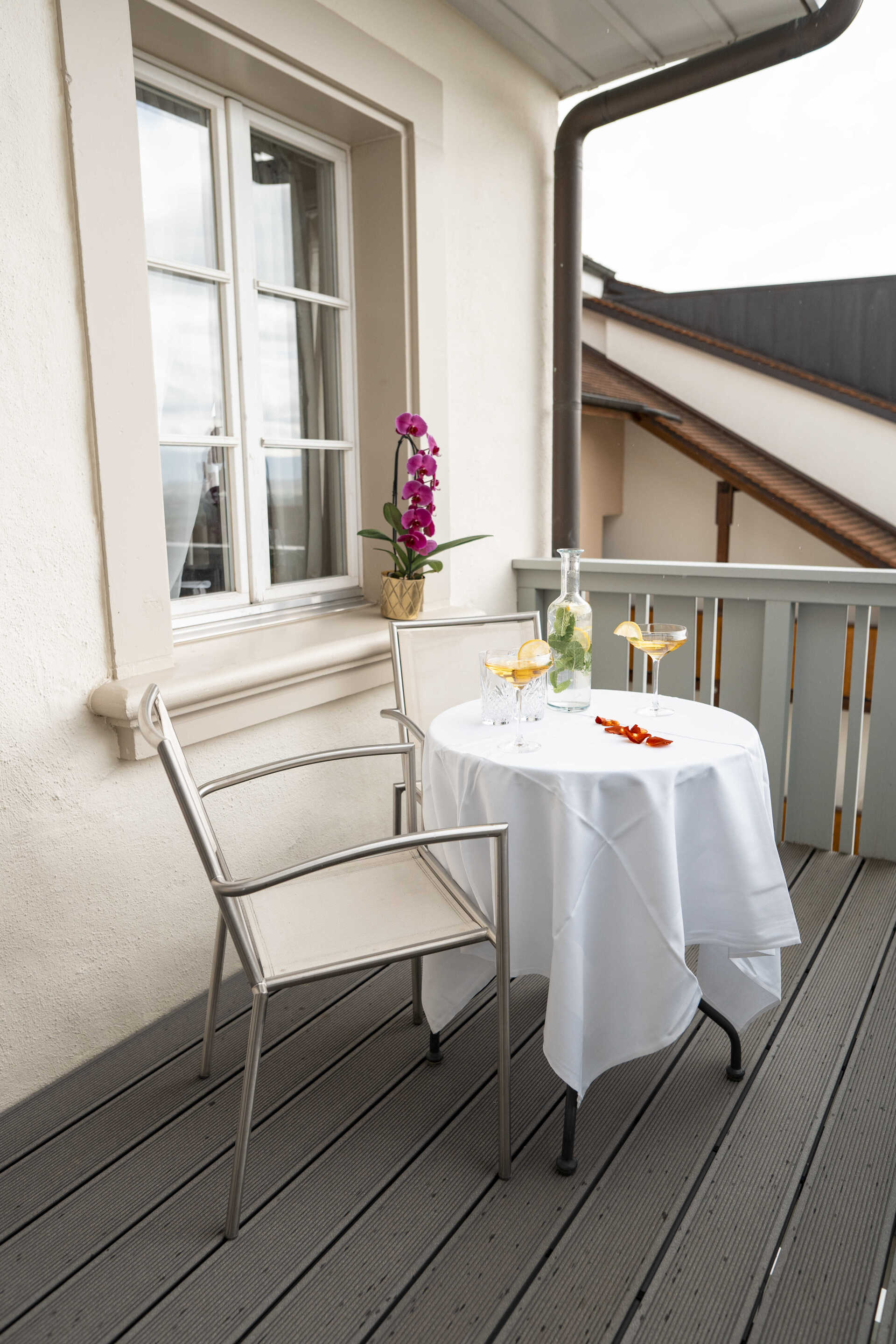 Chambre suite avec table sur terrasse