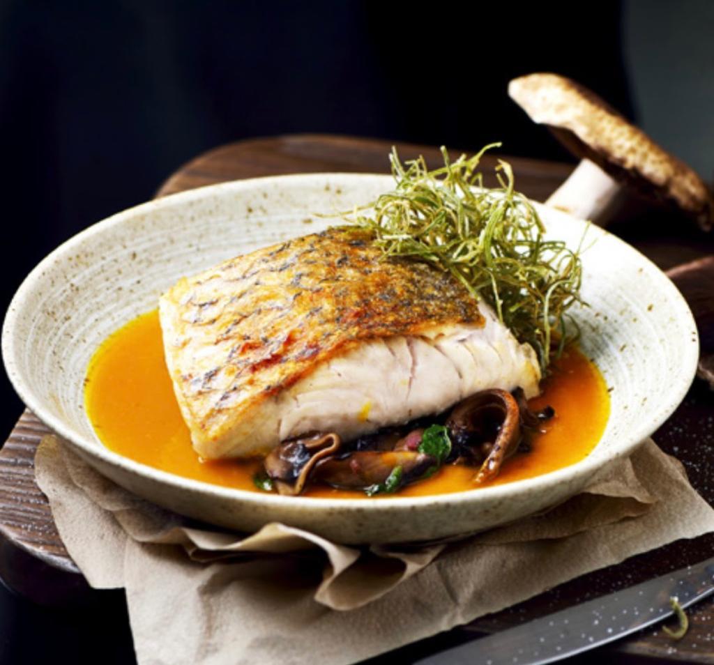 Plat de poisson en sauce