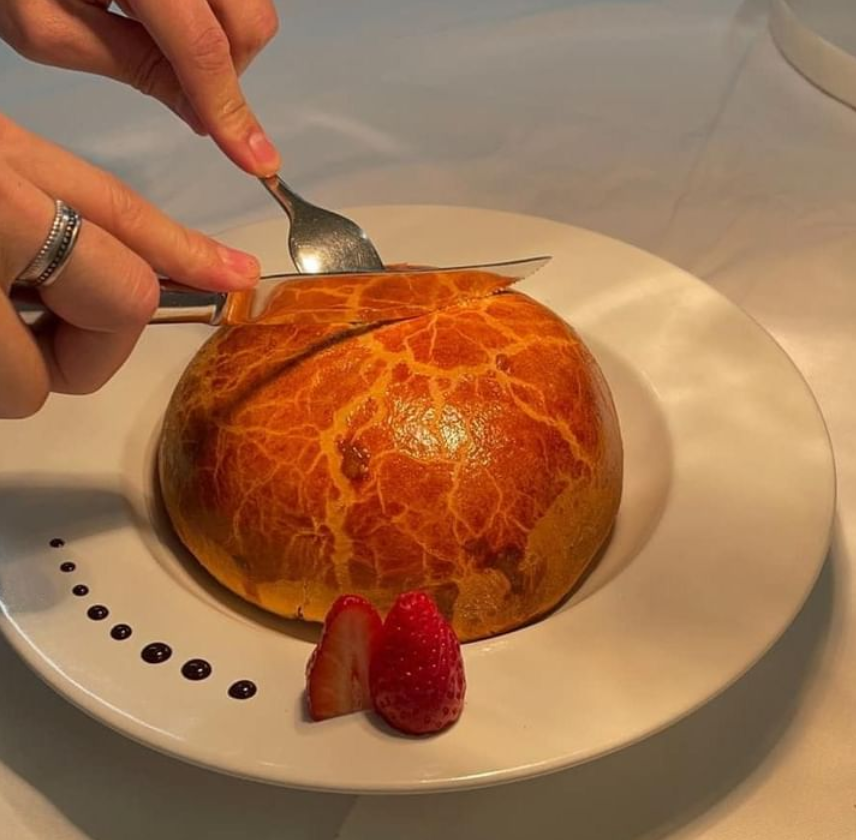 Plat dôme en pâte dans une assiette creuse