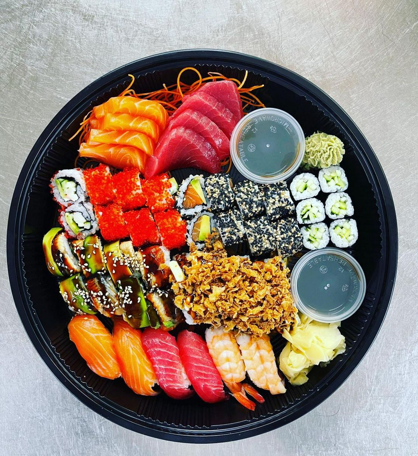 Plateau de suchis garnis et richement colorés
