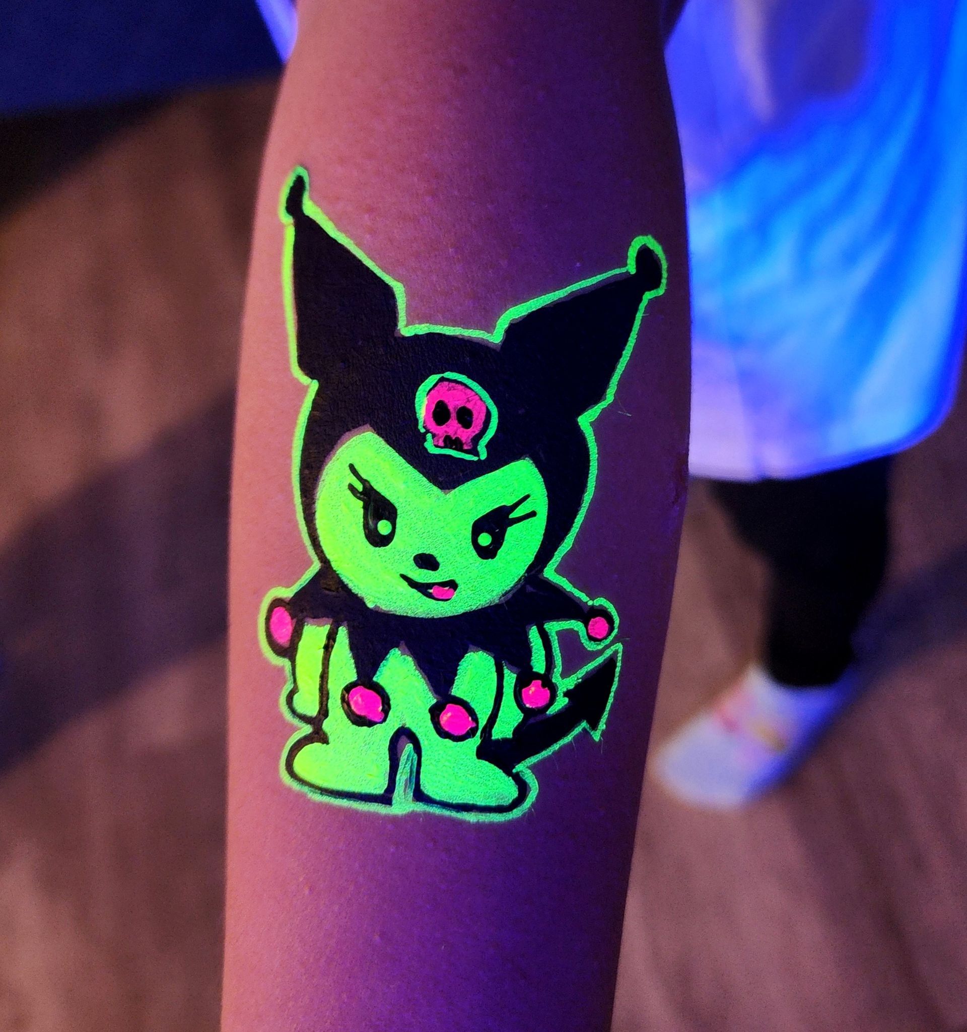 Glow in the dark event. Kuromi neon free had design