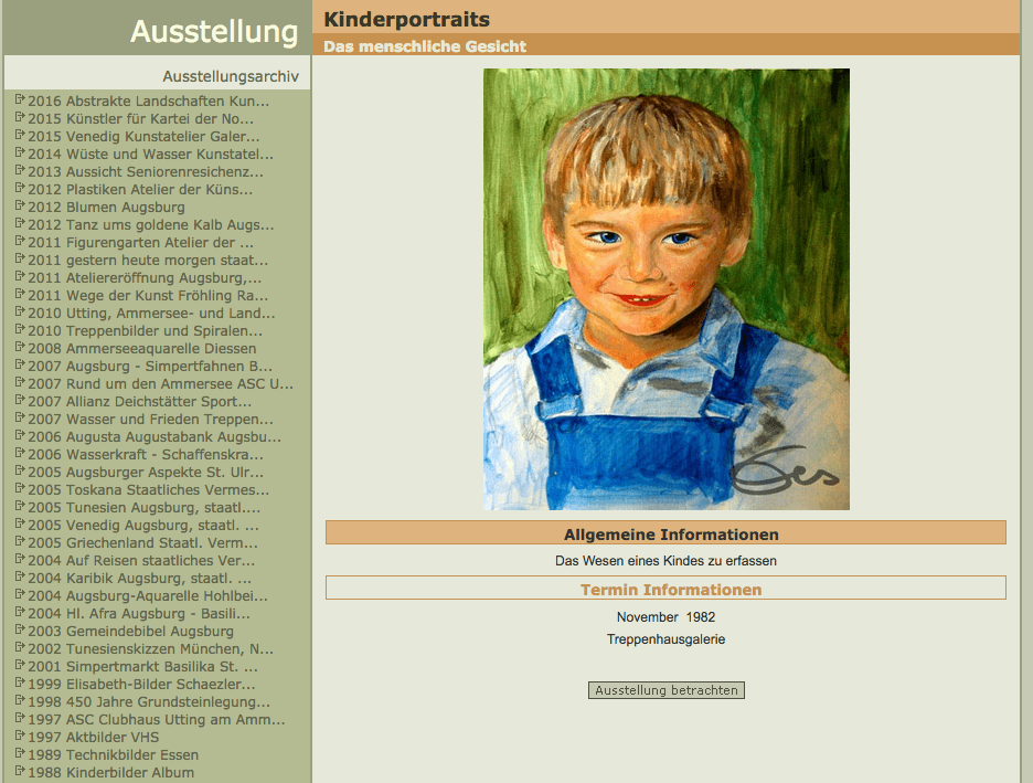 Kinderbilder Porträt blonder Junge mit blauer Latzhose