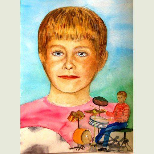 Porträt blonder Junge mit Schlagzeug