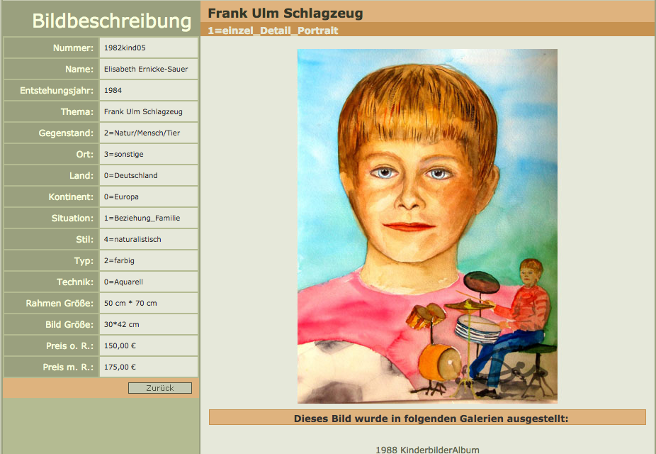 Porträt blonder Junge mit Schlagzeug