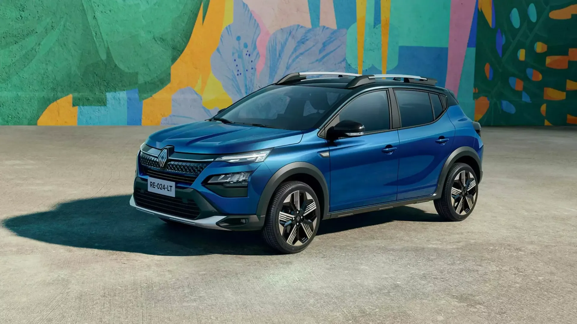 SUV Renault Sandero laranja com teto e rodas pretas.