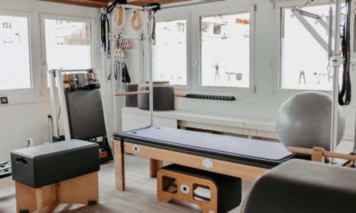 In der Mitte des Raumes steht ein Pilatesgerät.