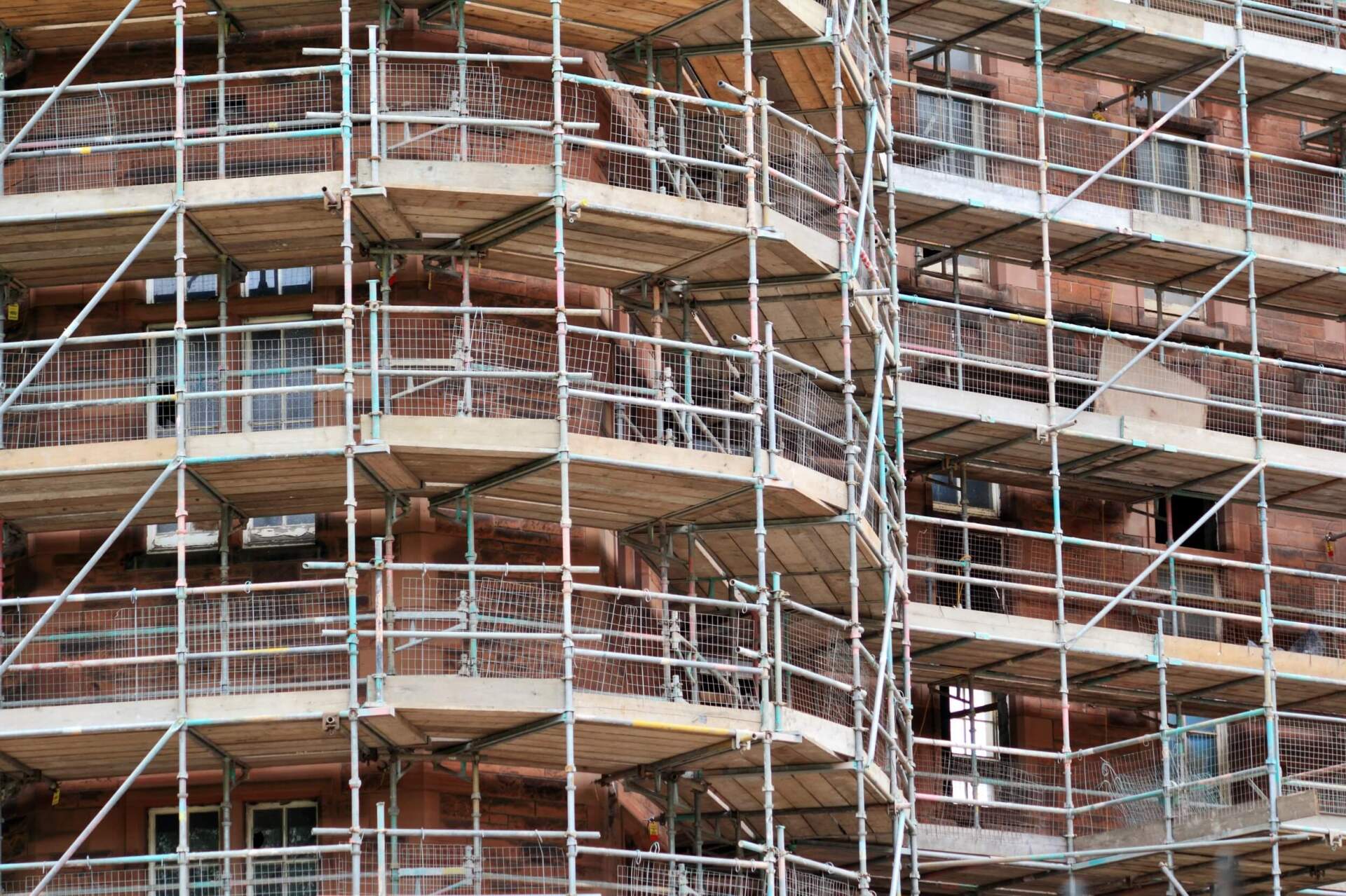 Un'impalcatura circonda un edificio in mattoni.