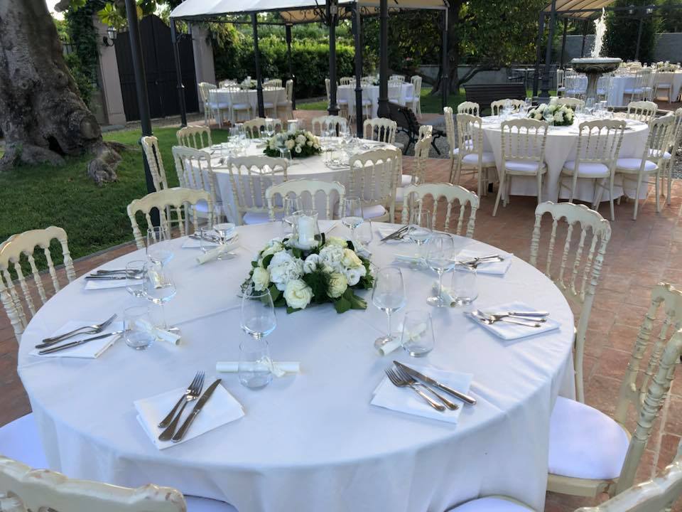 un tavolo nel dehors del ristorante