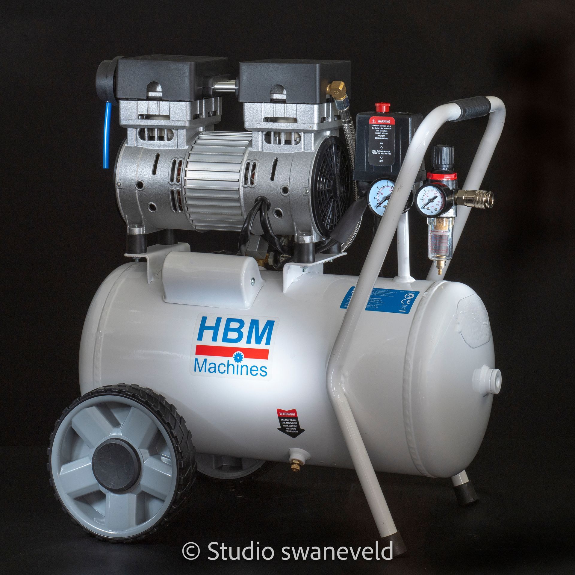 een compressor van HBM die ook met lightpainting is verlicht