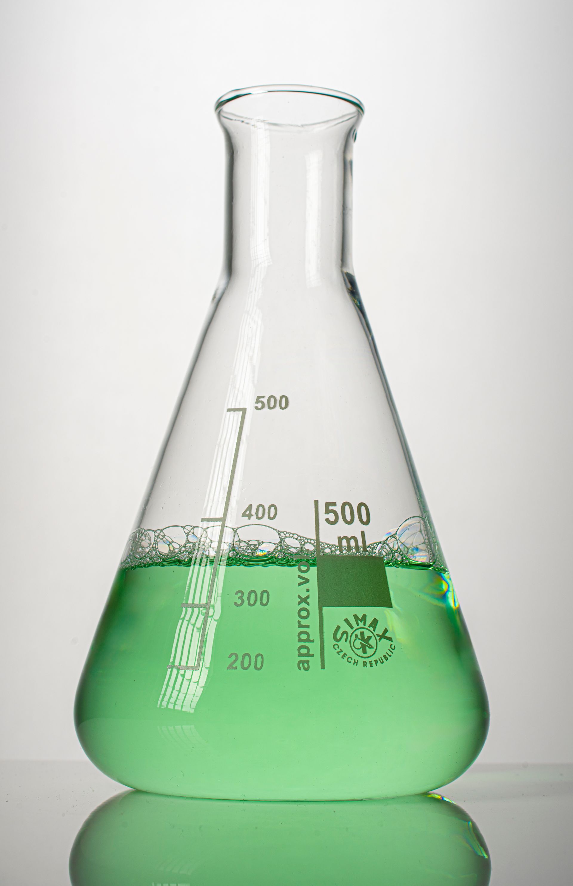 Erlenmeyerfles met groene vloeistof; volume circa 400 ml.