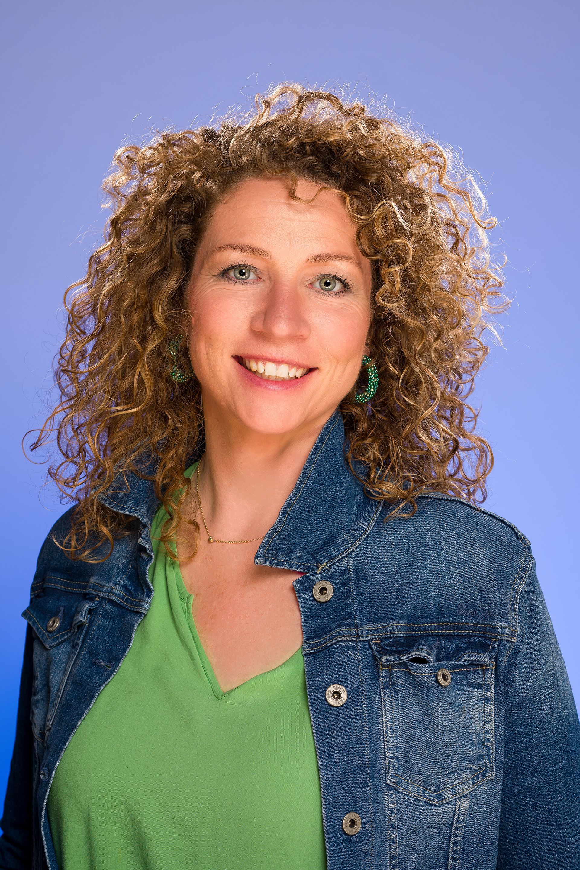 portret van leonie, zomerse foto met lichtblauwe achtergrond.