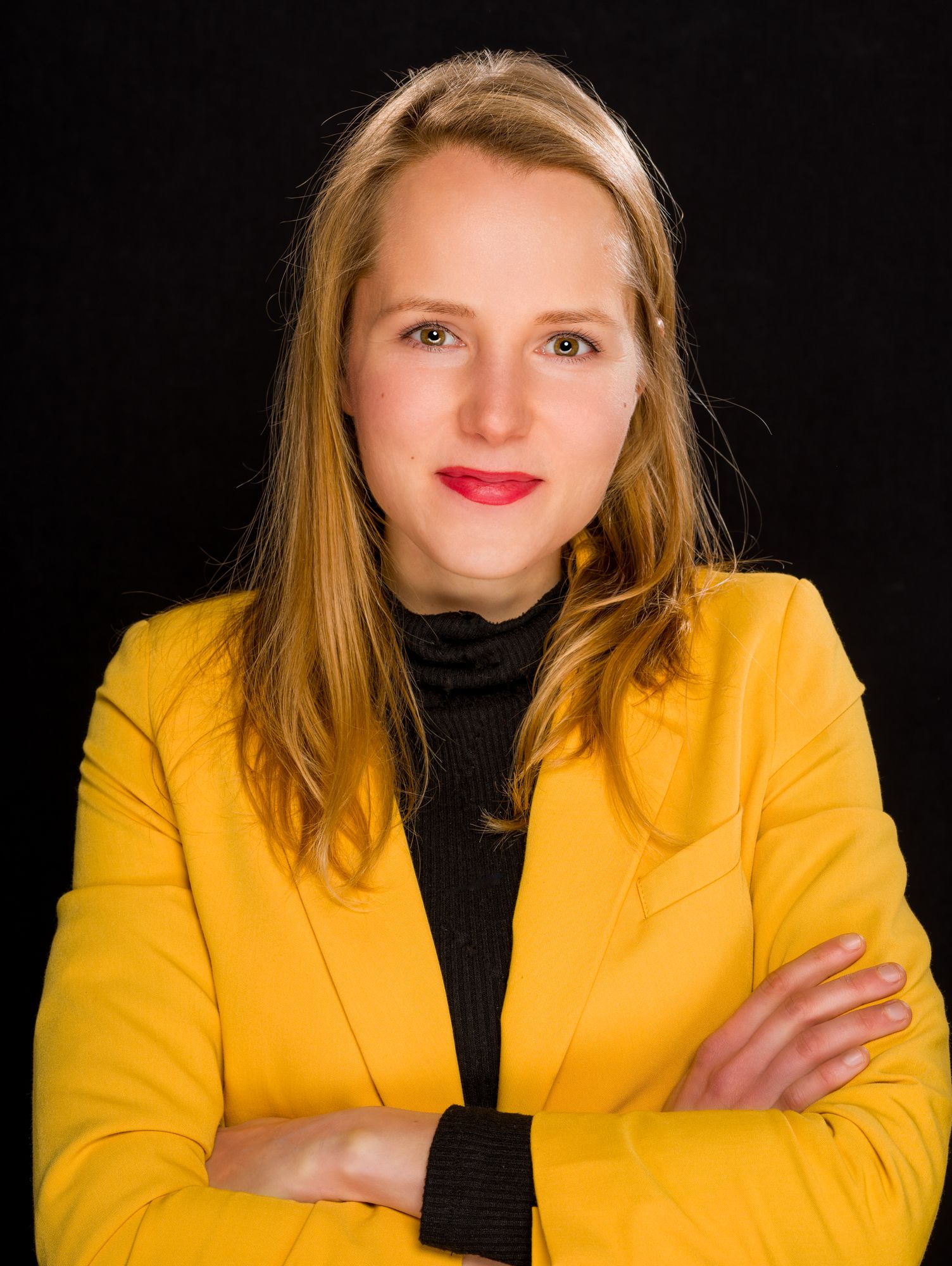 portret van Veroniek, geel jasje tegen zwarte achtergrond