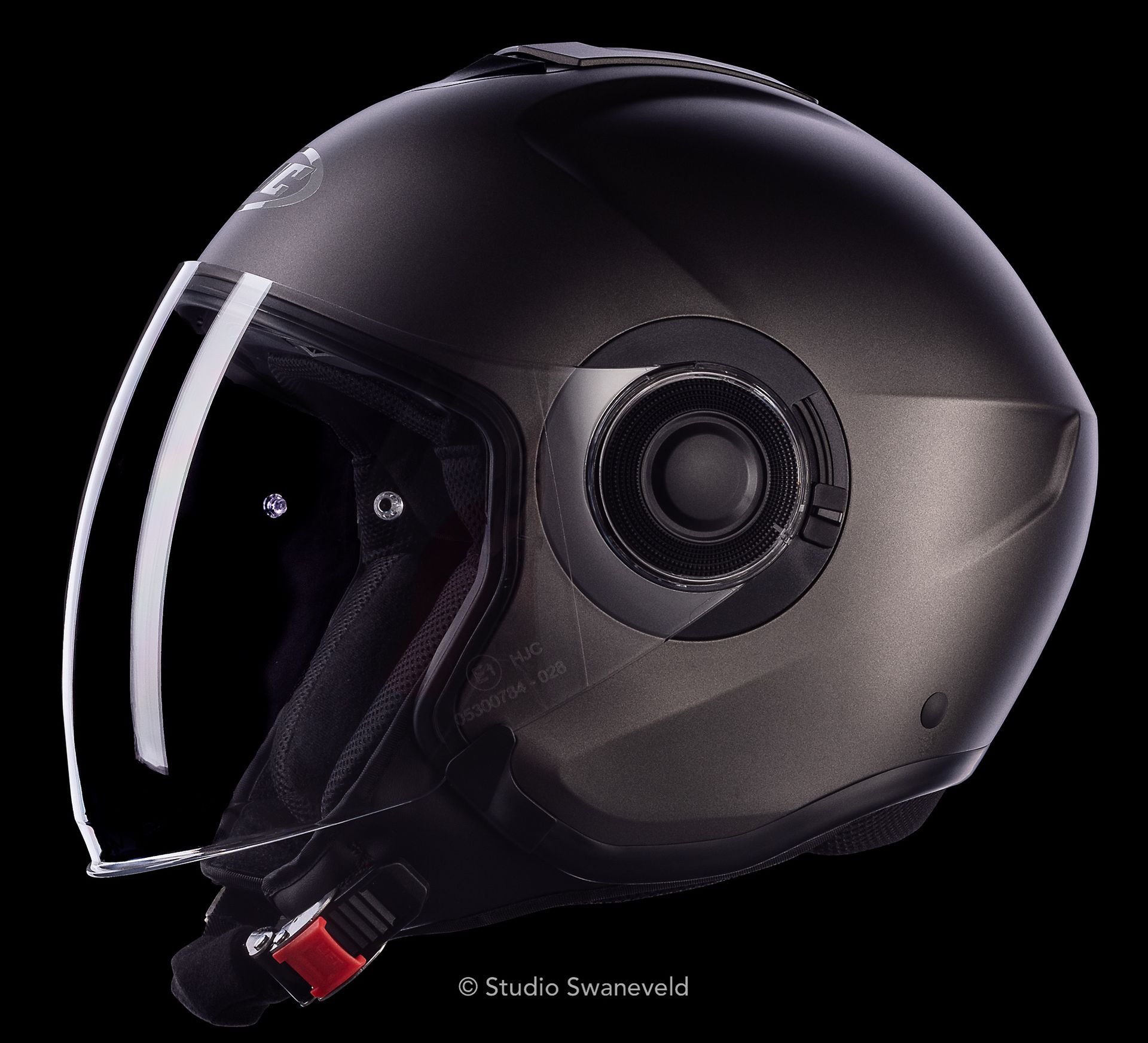 Een zwarte helm met uitgelichte accenten