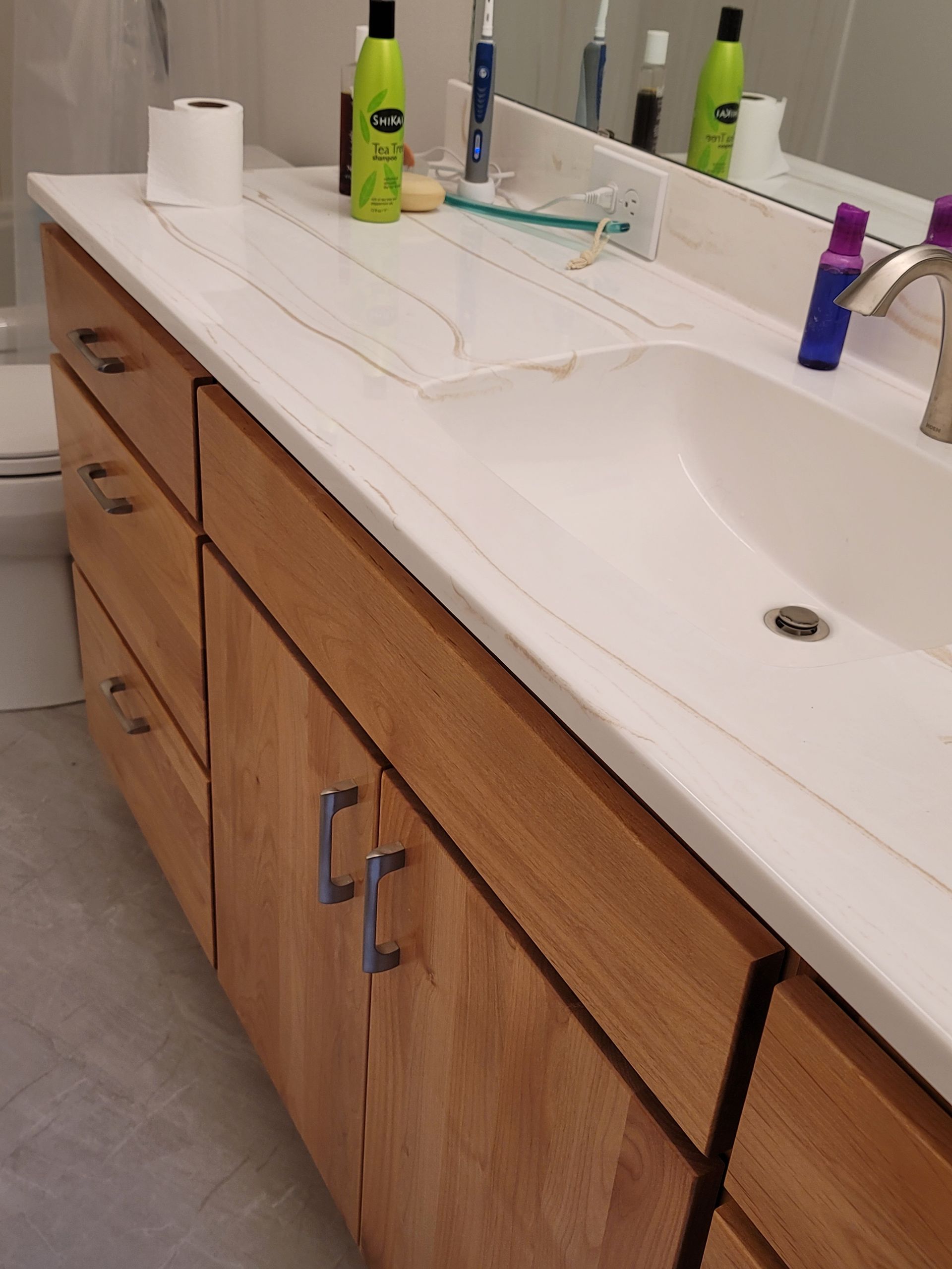 A bathroom with two sinks and a toilet