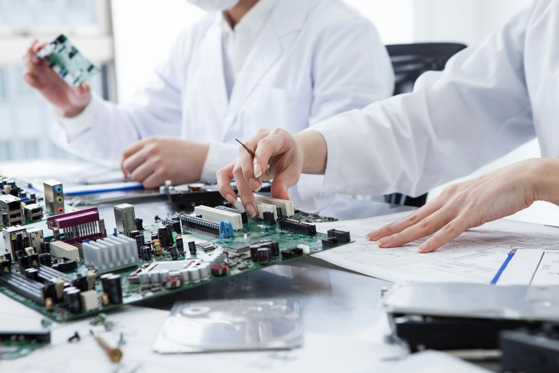 Assemblaggio di componenti elettronici a Lecco