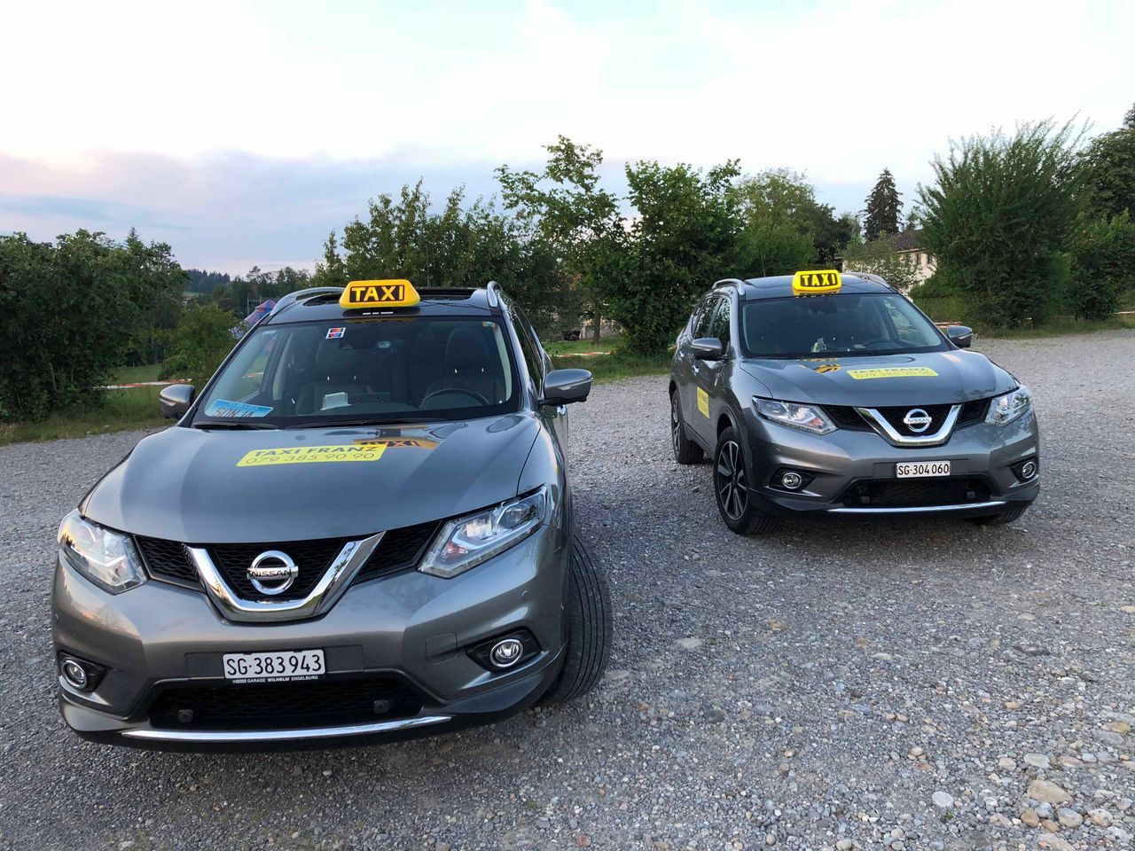 zwei Taxis, die auf einem Parkplatz abgestellt sind