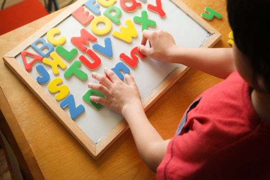 Bambino che gioca con lettere